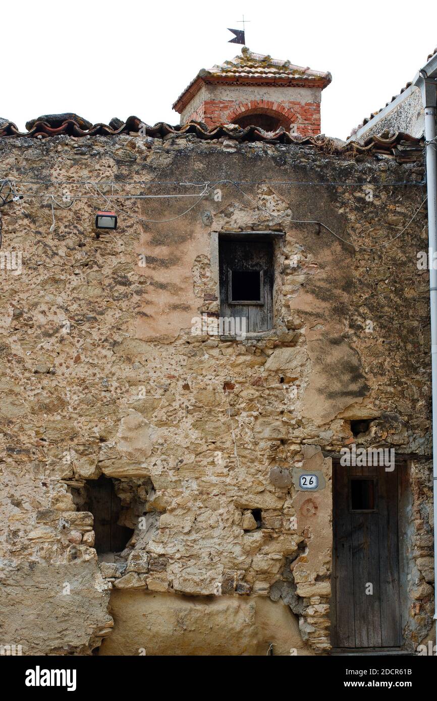 Vista di una vecchia porta di una casa povera a Sperlinga, in Sicilia. Italia Foto Stock