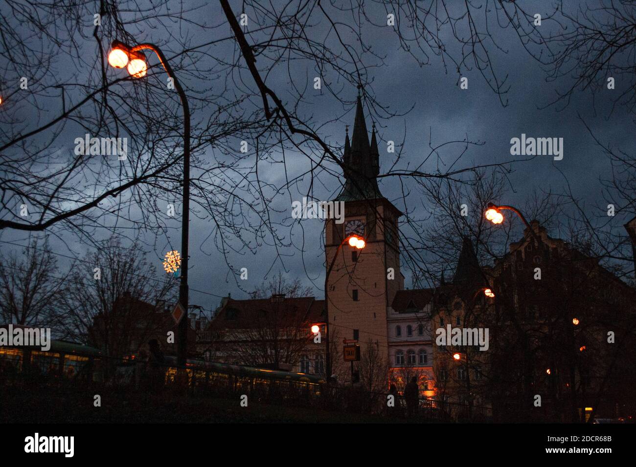 Vista del campanile della chiesa di Praga in serata, Repubblica Ceca Foto Stock