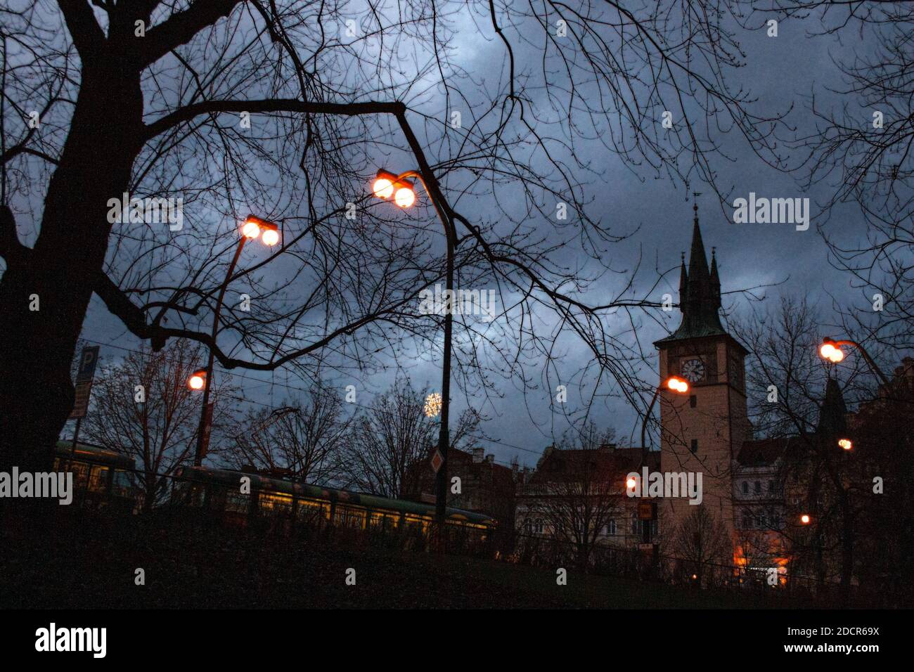 Vista del campanile della chiesa di Praga in serata, Repubblica Ceca Foto Stock