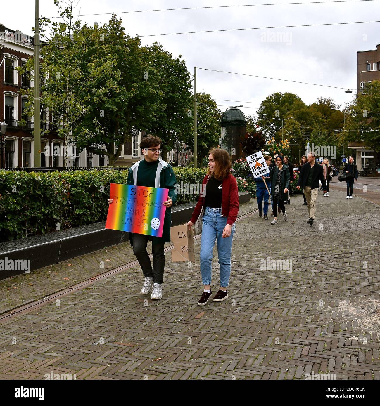 Den Haag, PAESI BASSI, 27 SETTEMBRE 2019: Protesta politica pacifica contro il cambiamento climatico con attivisti che marciano, cantano e sventolano striscioni e pl Foto Stock