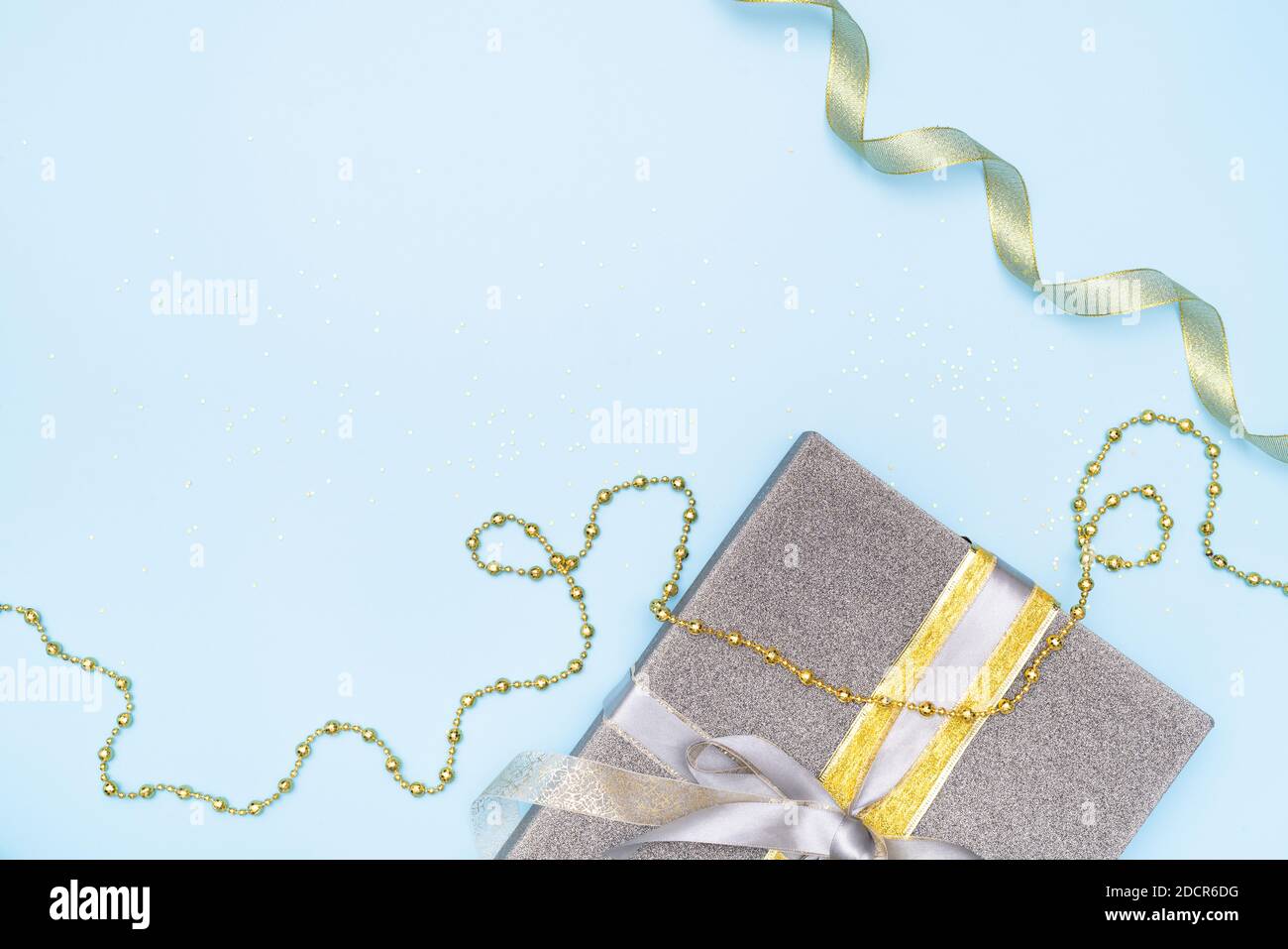 scatola di regali o scatola di regali su sfondo blu per la cerimonia di compleanno, di natale o di nozze Foto Stock