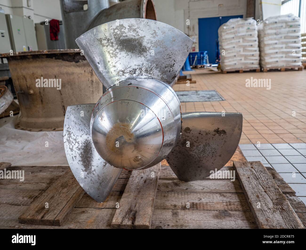 Elica per pompa a flusso assiale da 500 mm. Dettaglio lame. Pompa assiale principale per lo scarico di acque reflue pressurizzate dalla fabbrica. Foto Stock