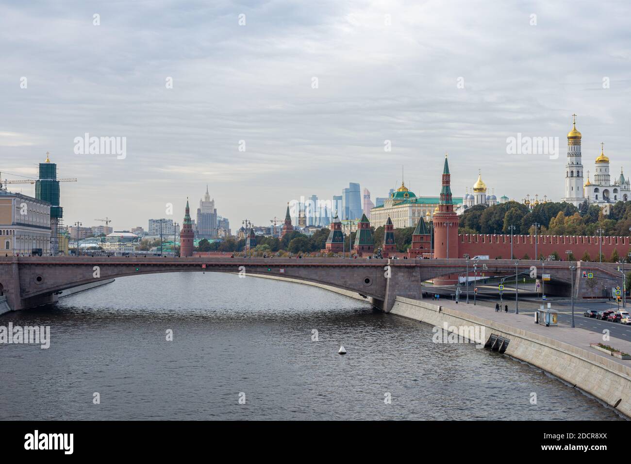 MOSCA, RUSSIA - 18 NOVEMBRE 2020: Splendida vista di tutto il centro della città: Il Cremlino, la Cattedrale di San Basilio, la Piazza Rossa, un grattacielo, un fiume. Esso Foto Stock