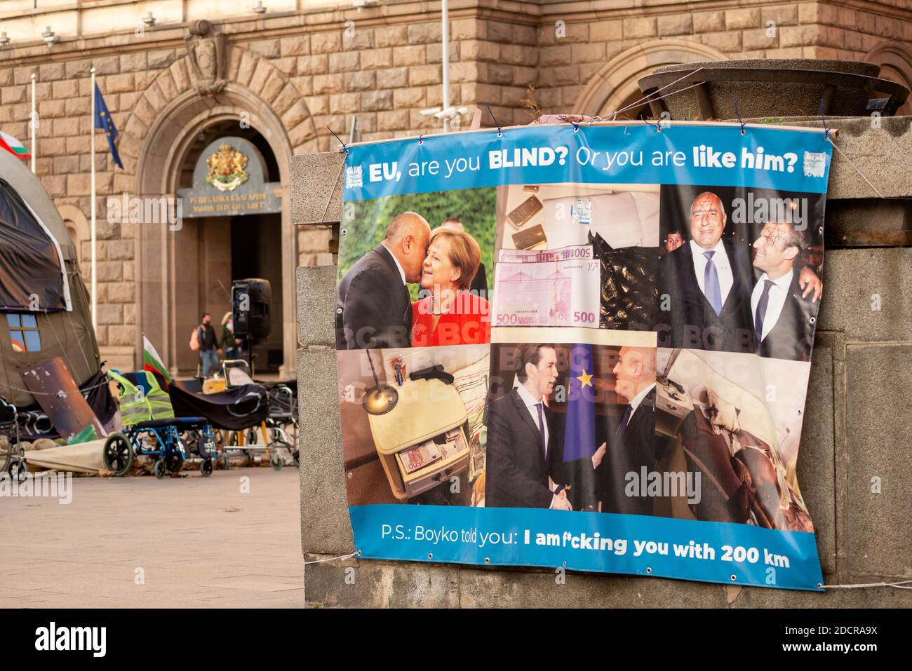 Sofia Bulgaria anti-governo proteste pacifiche cartellone sarcastico che mostra il primo UE ministri di fronte al palazzo dell'Assemblea nazionale Foto Stock