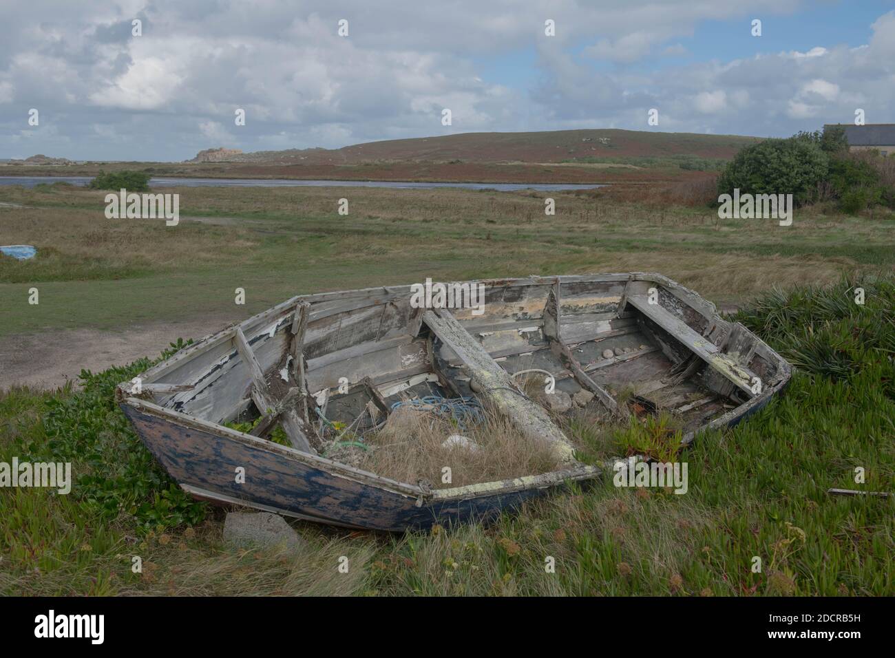 Relitto di una barca di legno dalla costa sull'isola al largo di Bryher nelle isole di Scilly, Inghilterra, Regno Unito Foto Stock