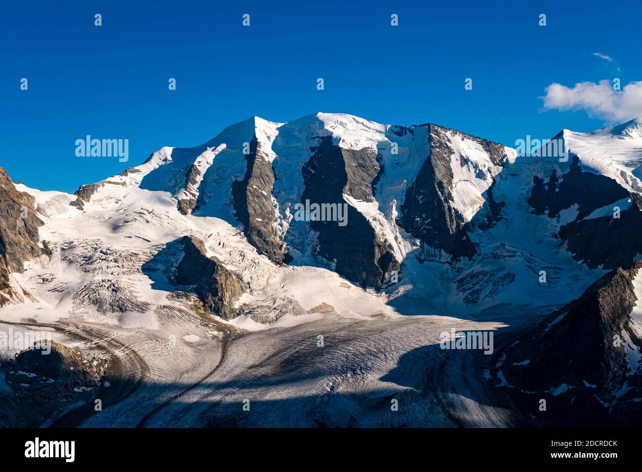 Le cime del Piz Palü e la parte superiore del Ghiacciaio pers, vista dalla stazione della funivia e dal rifugio Diavolezza. Foto Stock