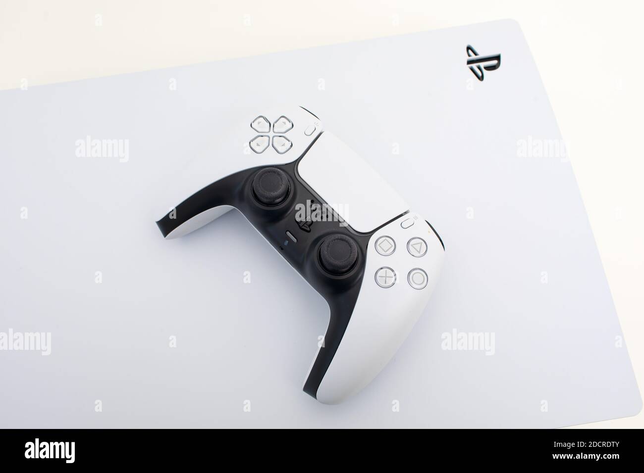 La nuova PlayStation 5 Sony rivela la console PS5 e i giochi di un robot ultra futuristico bianco macchina, con linee di planata Foto Stock