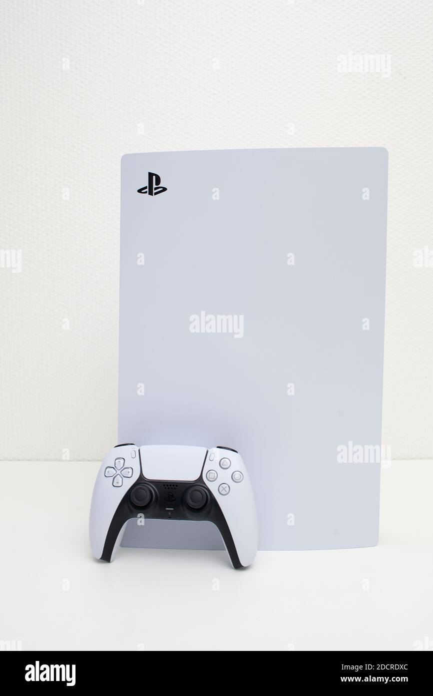 La nuova PlayStation 5 Sony rivela la console PS5 e i giochi di un robot ultra futuristico bianco macchina, con linee di planata Foto Stock