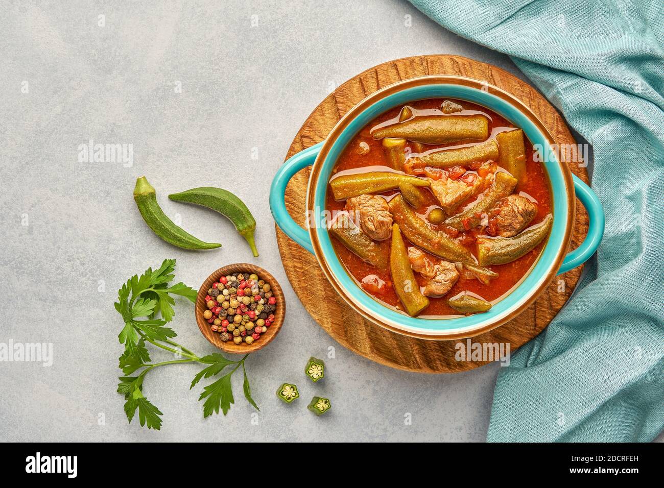 Okra e stufato di carne fatti in casa in una pentola. Vista dall'alto, spazio di copia Foto Stock