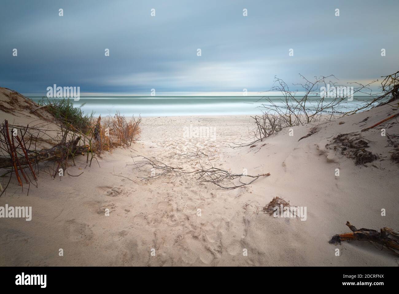 Lunga esposizione costa del Mar Baltico con ceppo di legno Foto Stock