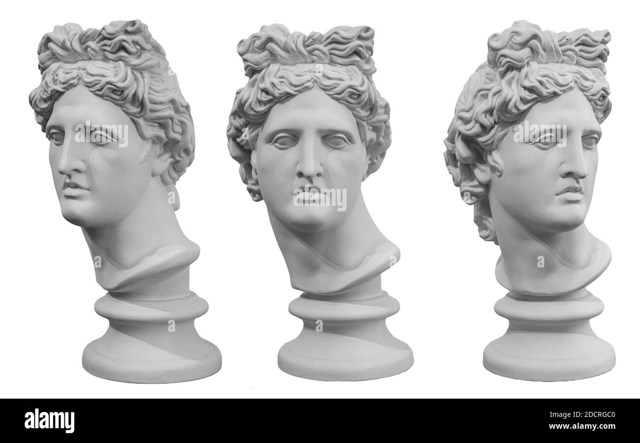 Copia in gesso bianco dell'antica statua di Apollo Dio del Sole testa isolata su sfondo bianco. Scultura in gesso del volto dell'uomo. Ritratto rinascimentale Foto Stock