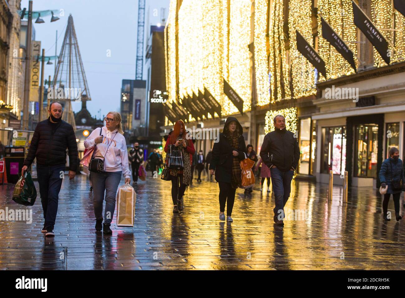 Il primo ministro scozzese Nicola Sturgeon ha annunciato che la città di Glasgow andrà al livello 4 venerdì. Ciò significa un blocco totale a causa di un aumento della covid 19 casi. Scene di strada da via Buchanan. Credito: Euan Cherry Foto Stock