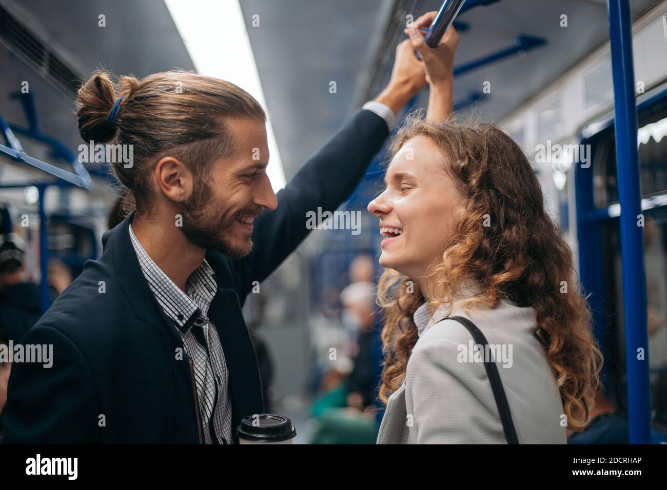 felice coppia in piedi in un treno della metropolitana. Foto Stock