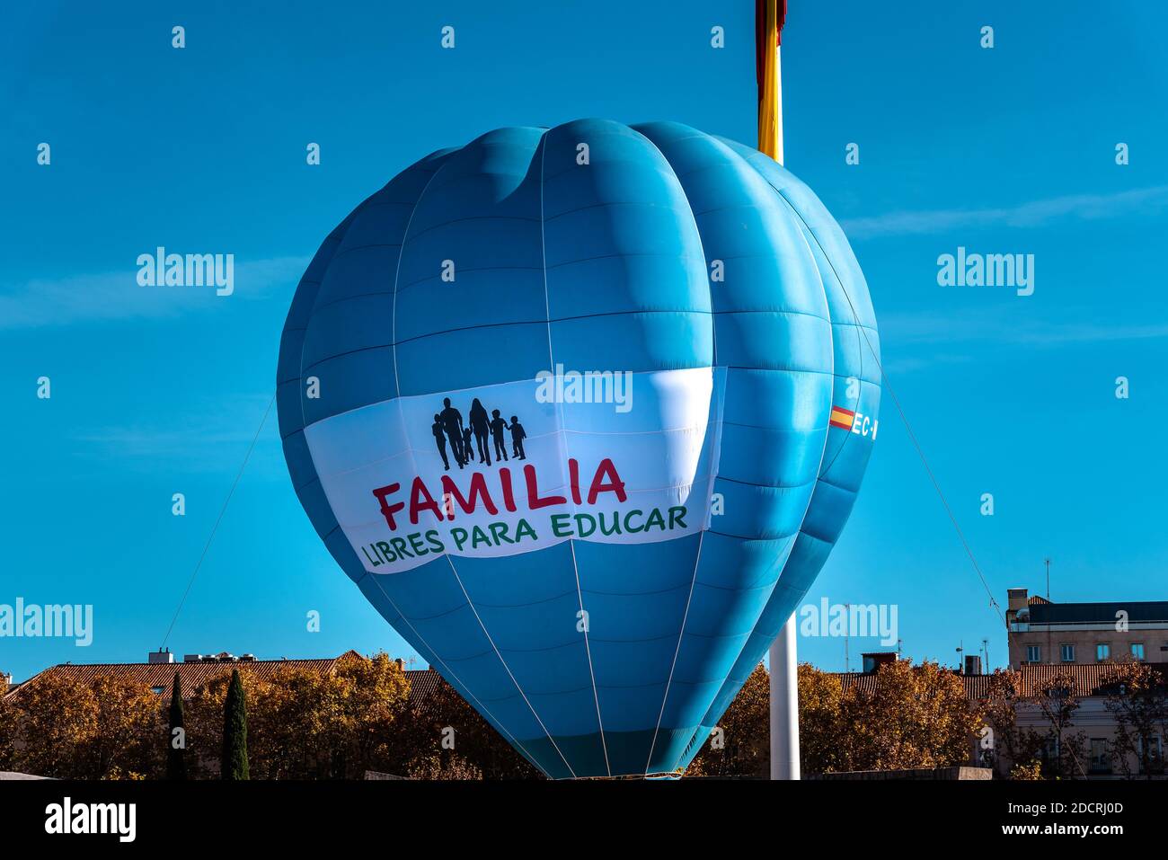 Madrid, Spagna - 22 novembre 2020: Grande pallone blu con la bandiera Famiglia libertà per l'educazione in Plaza de Colon durante la dimostrazione contro Celaa Foto Stock