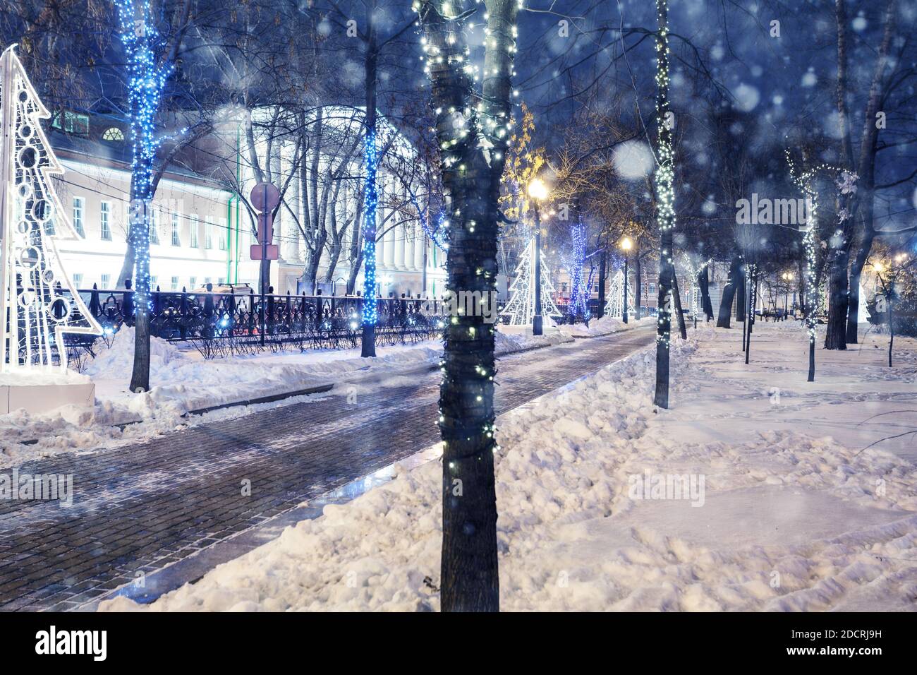 Foto invernali dei viali del centro di Mosca decorati per Natale e. Capodanno di notte Foto Stock