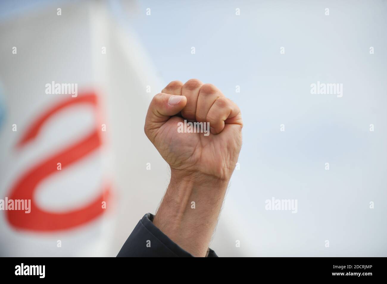 Dettagli con il pugno chiuso di un protestante arrabbiato durante un raduno politico. Foto Stock