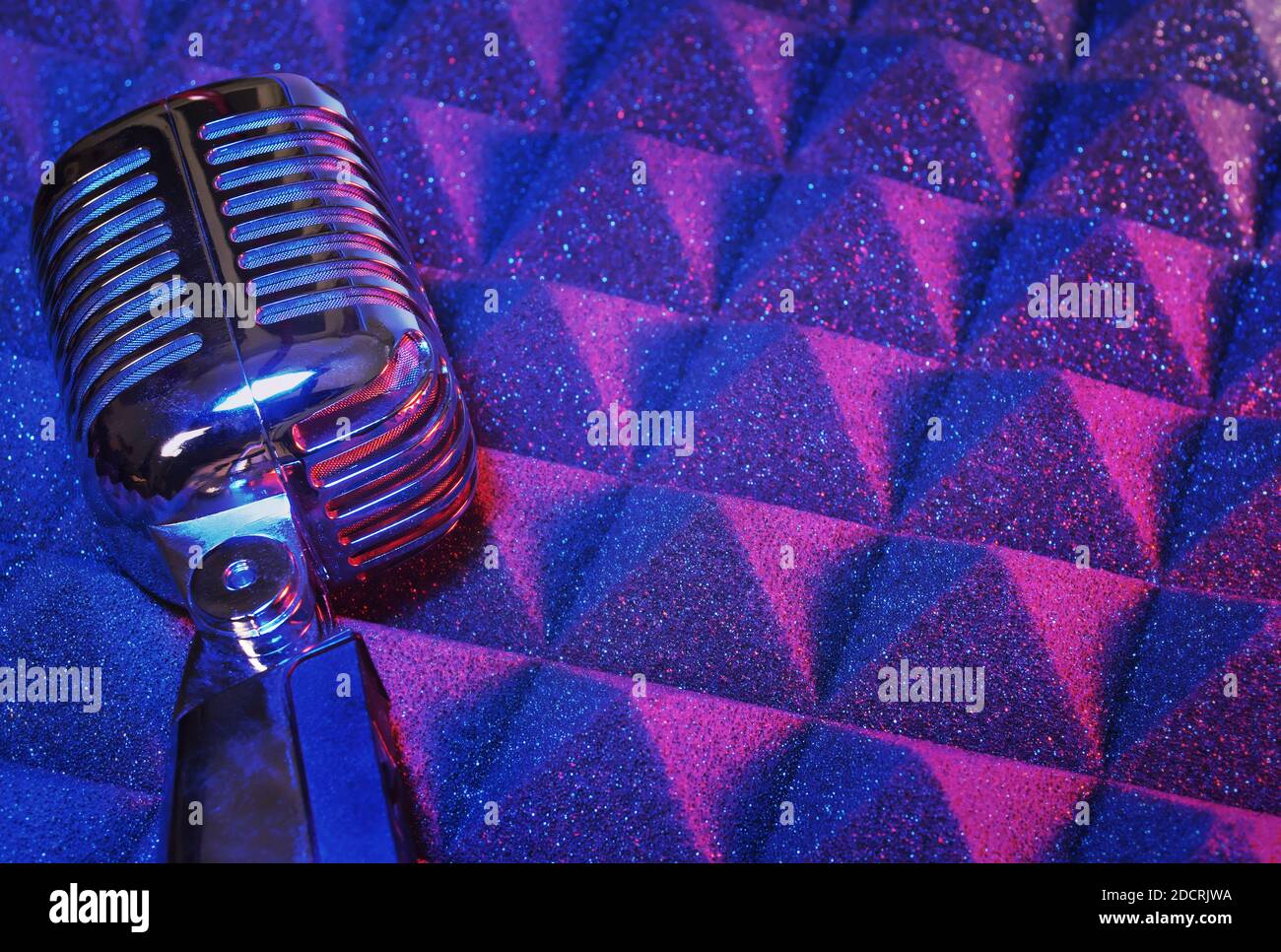 Microfono retro dinamico su sfondo blu dello studio. Concetto musicale in stile vintage con spazio per la copia Foto Stock