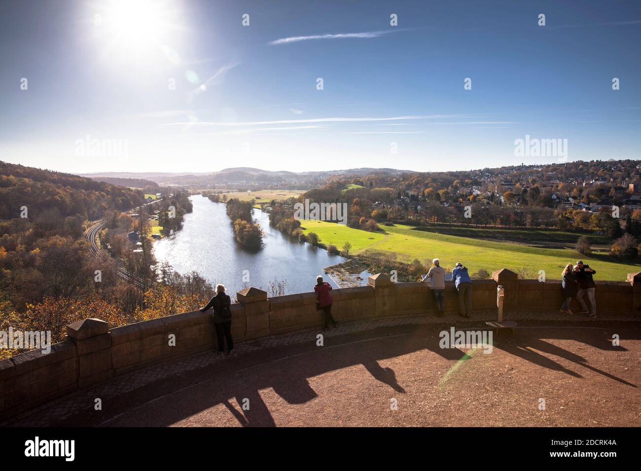 Vista dal monumento Berger sulla collina di Hohenstein a Witten al fiume Ruhr, Ruhr Area, Germania, Blick vom Bergerdenkmal auf dem Hohenstein bei Foto Stock