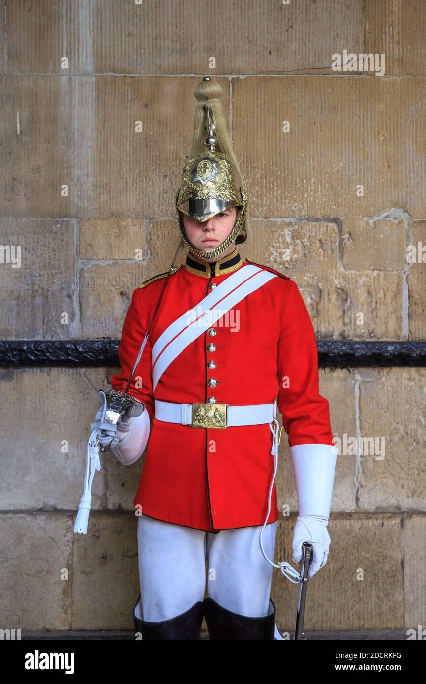 Soldato di guardie della regina, divisione di uso domestico, in piedi di fronte a cavallo le protezioni edificio, Whitehall, Londra Foto Stock