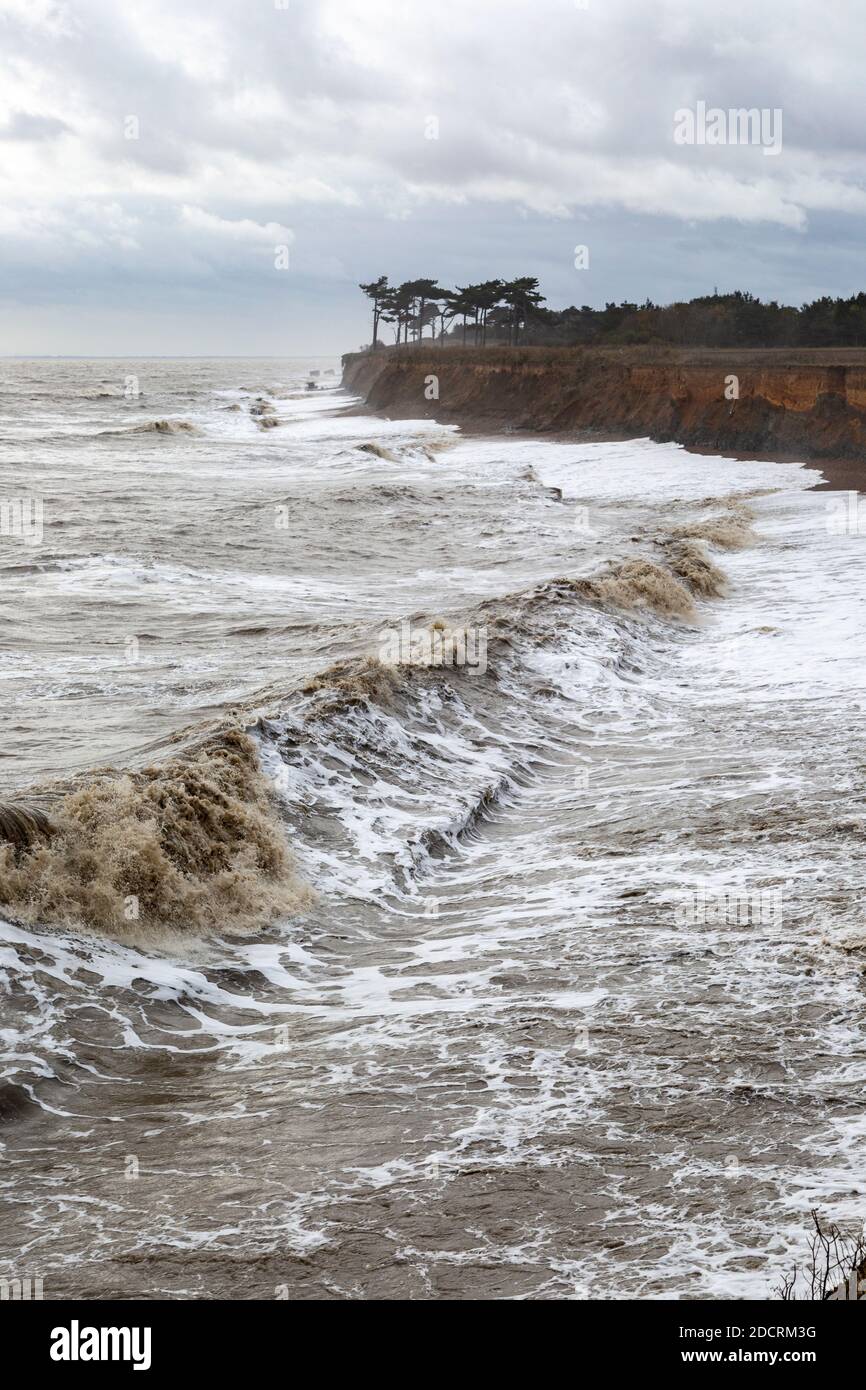 Tempesta invernale nuvole onda erosione molle scogliere, Bawdsey, Suffolk, Inghilterra, Regno Unito Foto Stock