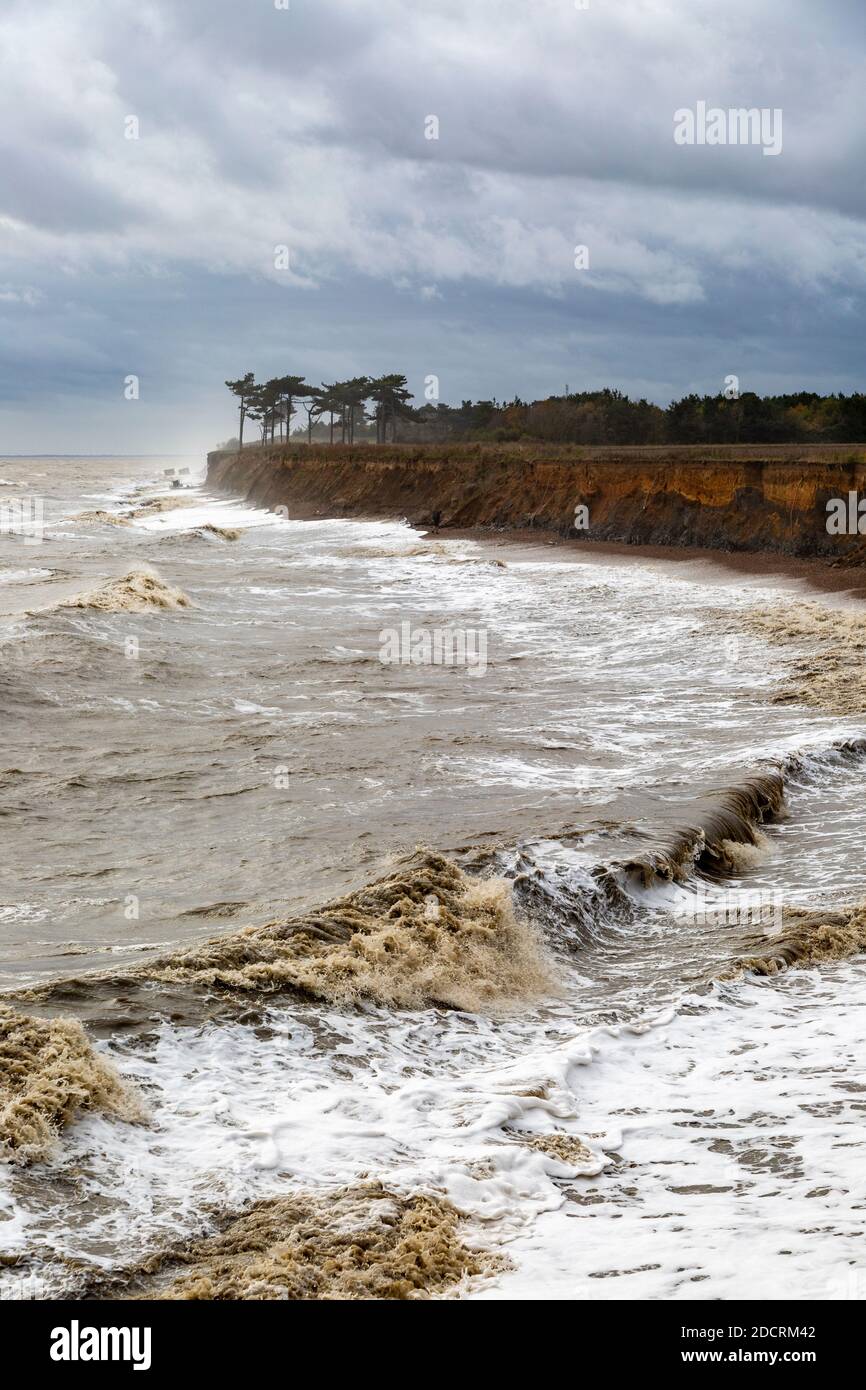 Tempesta invernale nuvole onda erosione molle scogliere, Bawdsey, Suffolk, Inghilterra, Regno Unito Foto Stock