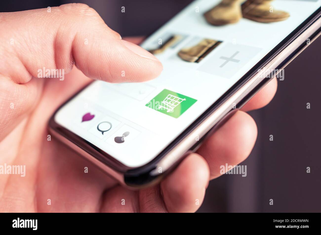 Shopping online e negozio di moda sito web con pulsante Aggiungi al carrello nel telefono cellulare. Il cliente ordina e acquista il prodotto sul sito Internet. Foto Stock