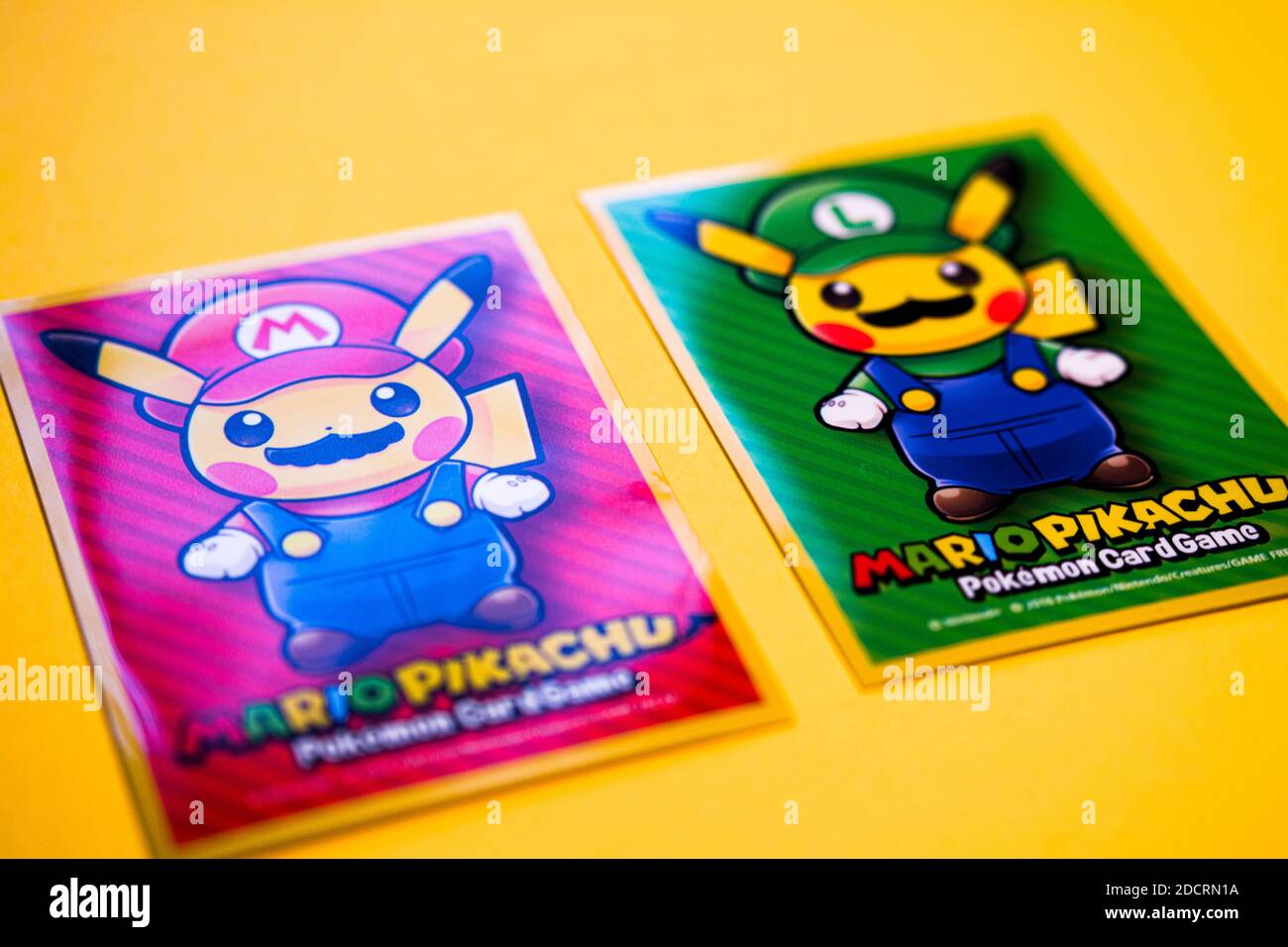 Pokemon Trading Card Game – Mario Pikachu e Luigi Pikachu Custodie per schede giapponesi Foto Stock