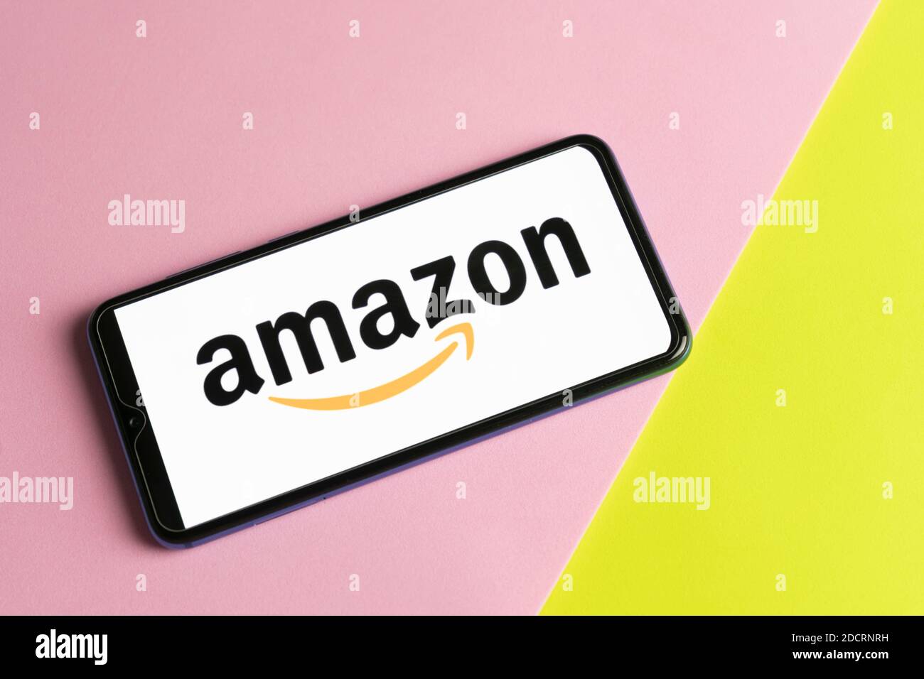 Barcellona , Spagna- 5 novembre 2020: Xiaomi smartphone con logo Amazon su  sfondo colorato rosa e giallo.Amazon è un e-commerce americano co Foto  stock - Alamy