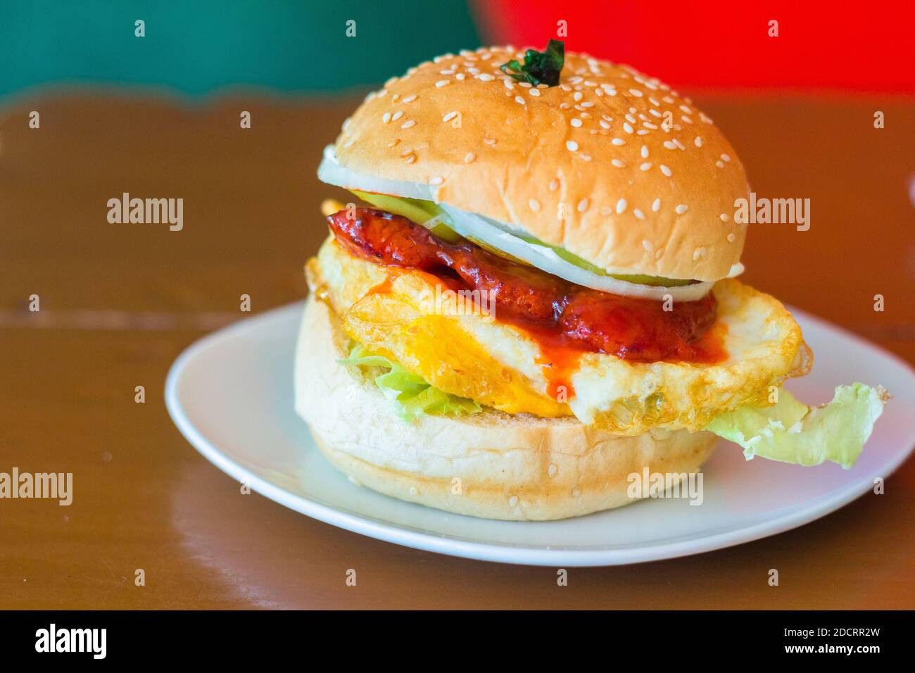 Hamburger Chori con sandwich all'uovo a Boracay Island, Filippine Foto Stock