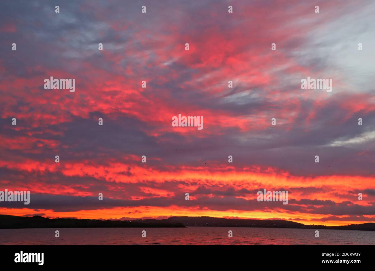 Dundee, Regno Unito. 23 Novembre 2020. Alba sulla baia di Invergowrie vicino a Dundee. Un inizio drammatico alla giornata mite a Tayside. Credit: Stephen Finn/Alamy Live News Foto Stock