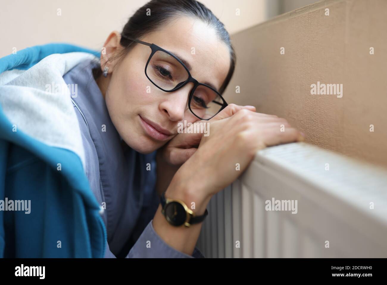 La donna triste tiene le mani sulla batteria. Foto Stock