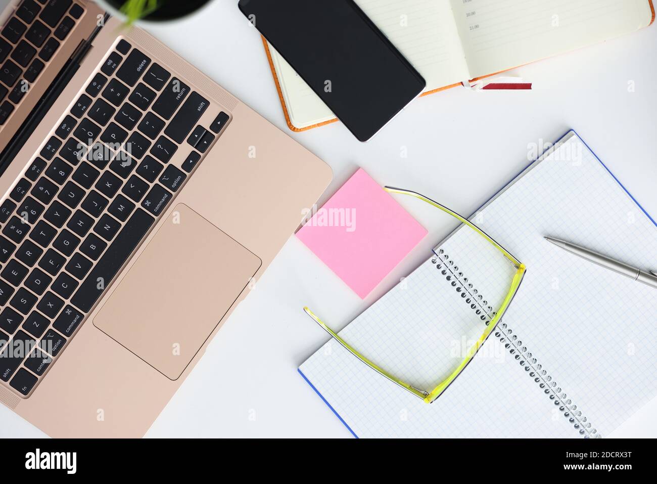 Sul tavolo gli occhiali per smartphone laptop penna e blocco note. Foto Stock