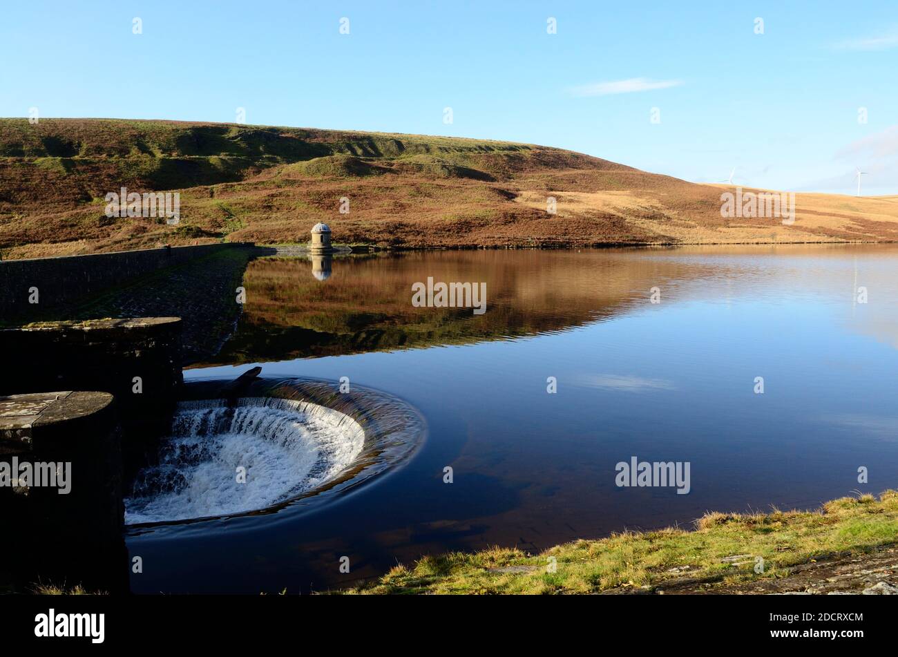 Pompa House e la diga di Lliw Valley Reservoir hanno aperto 1894 in autunno Felindre Swansea Valley Glamorgan Wales UK Foto Stock