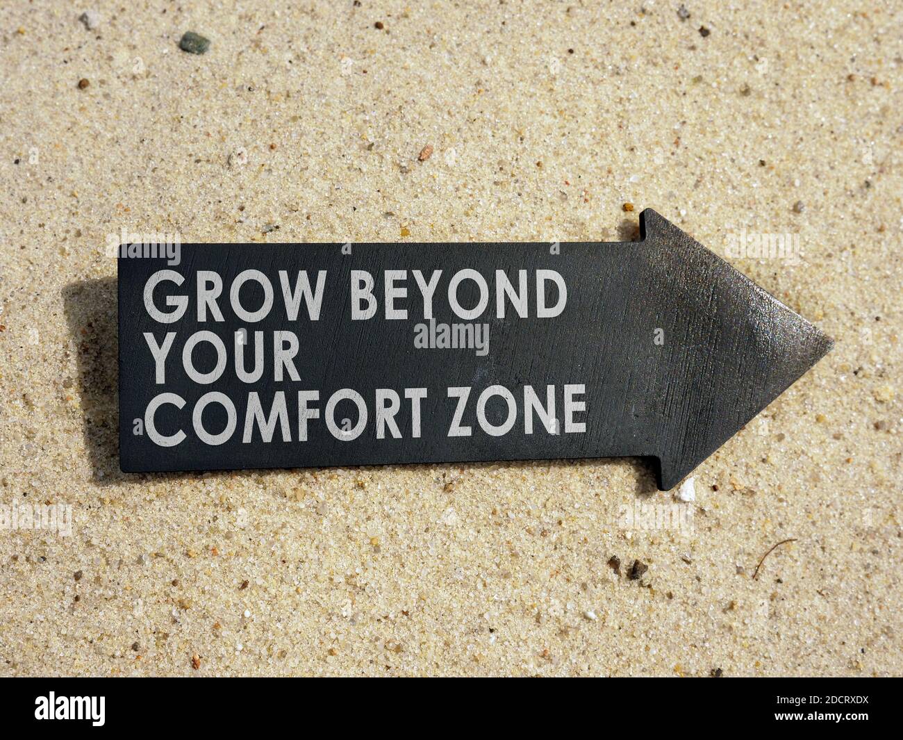 Crescere oltre il segno della zona di comfort sulla freccia. Foto Stock