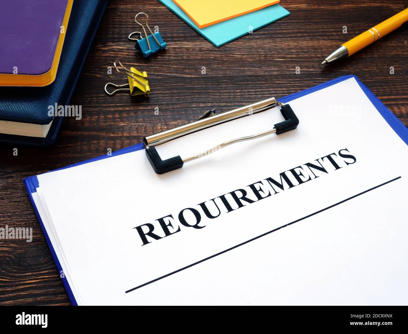 Requisiti aziendali per il lavoro. Documenti con appunti sulla scrivania. Foto Stock