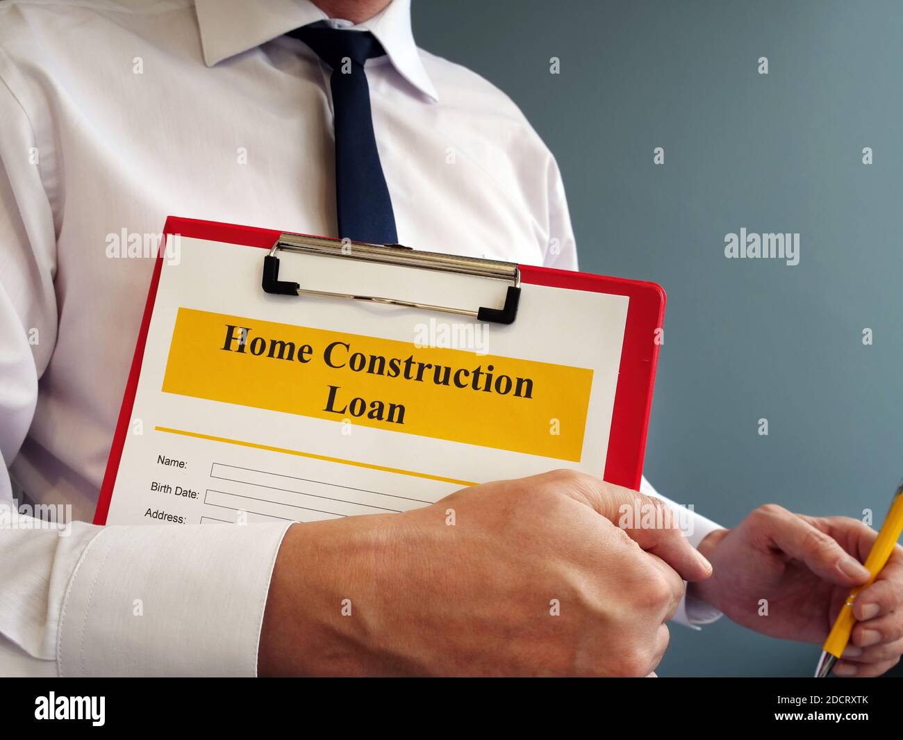 Casa forma di prestito di costruzione e manager con penna. Foto Stock