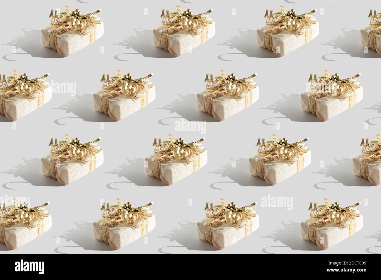 Natale modello isometrico, banner. Composizione minima fatta di decorazione regalo di Natale su sfondo grigio. Vista dall'alto. Concetto di Capodanno per le festività Foto Stock