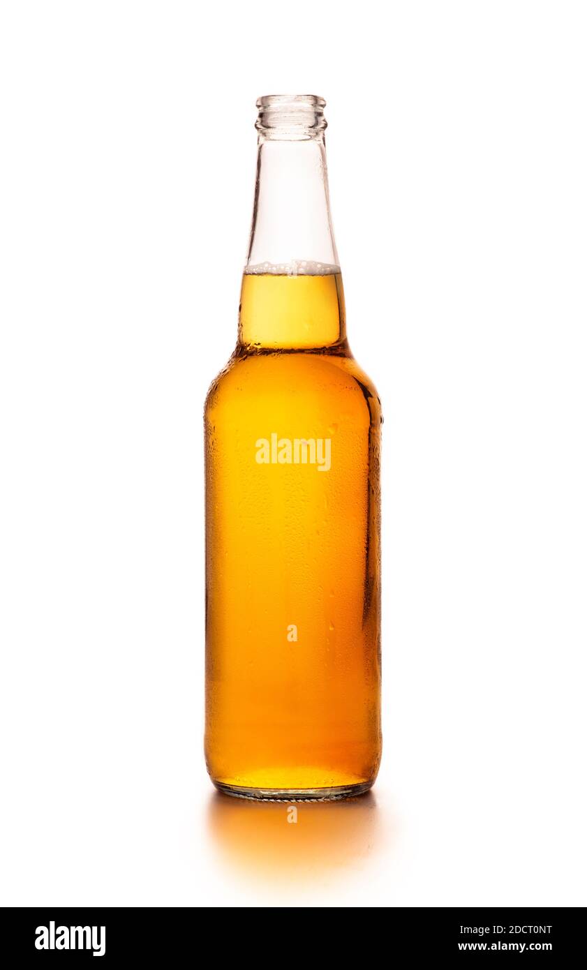 Bottiglia fredda di vetro pieno di lager artigianale leggero con gocce fluenti, isolata su sfondo bianco Foto Stock