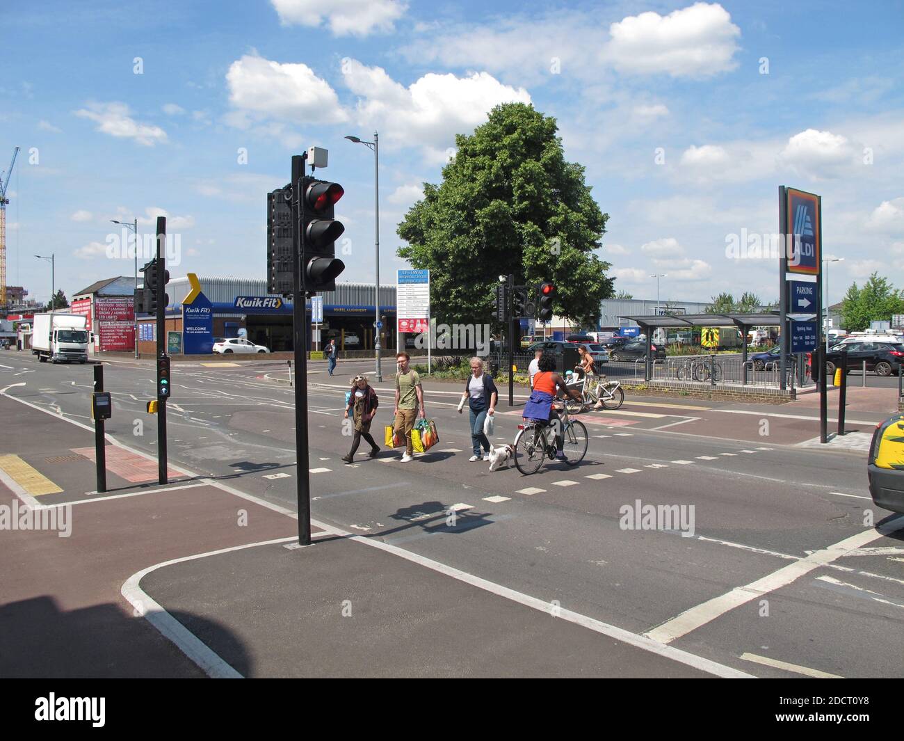 I ciclisti e i pedoni utilizzano un nuovo passaggio separato su Lea Bridge Road, Londra, Regno Unito. Parte del programma Mini Holland di Waltham Forest per la bicicletta più sicura Foto Stock