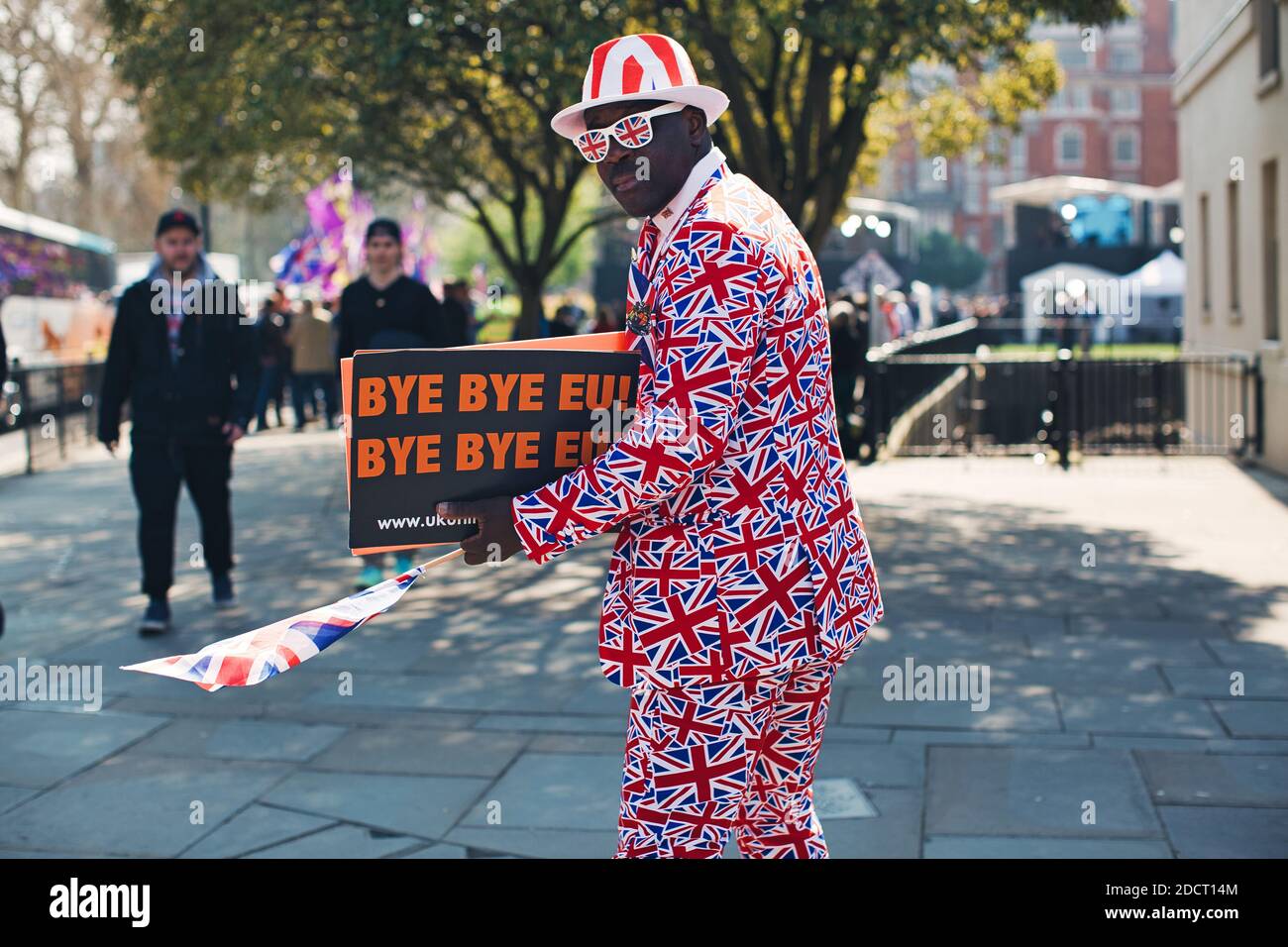 Joseph Afrane in union jack Suit sta protestando davanti al parlamento, tenendo il segno bye eu , Londra , Regno Unito Foto Stock