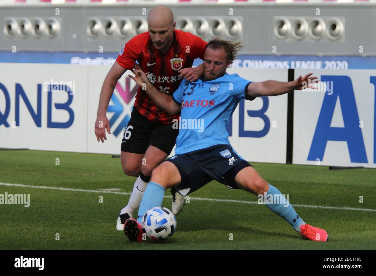 DOHA, QATAR - 19 NOVEMBRE: Aaron Mooy di Shanghai SIGG si batte con Rhyan Grant del Sydney FC durante la partita del gruppo H della AFC Champions League tra il Sydney FC e il Shanghai SIGG allo stadio internazionale Khalifa il 19 novembre 2020 a Doha, Qatar. (Foto di Colin McPhedran/MB Media) Foto Stock