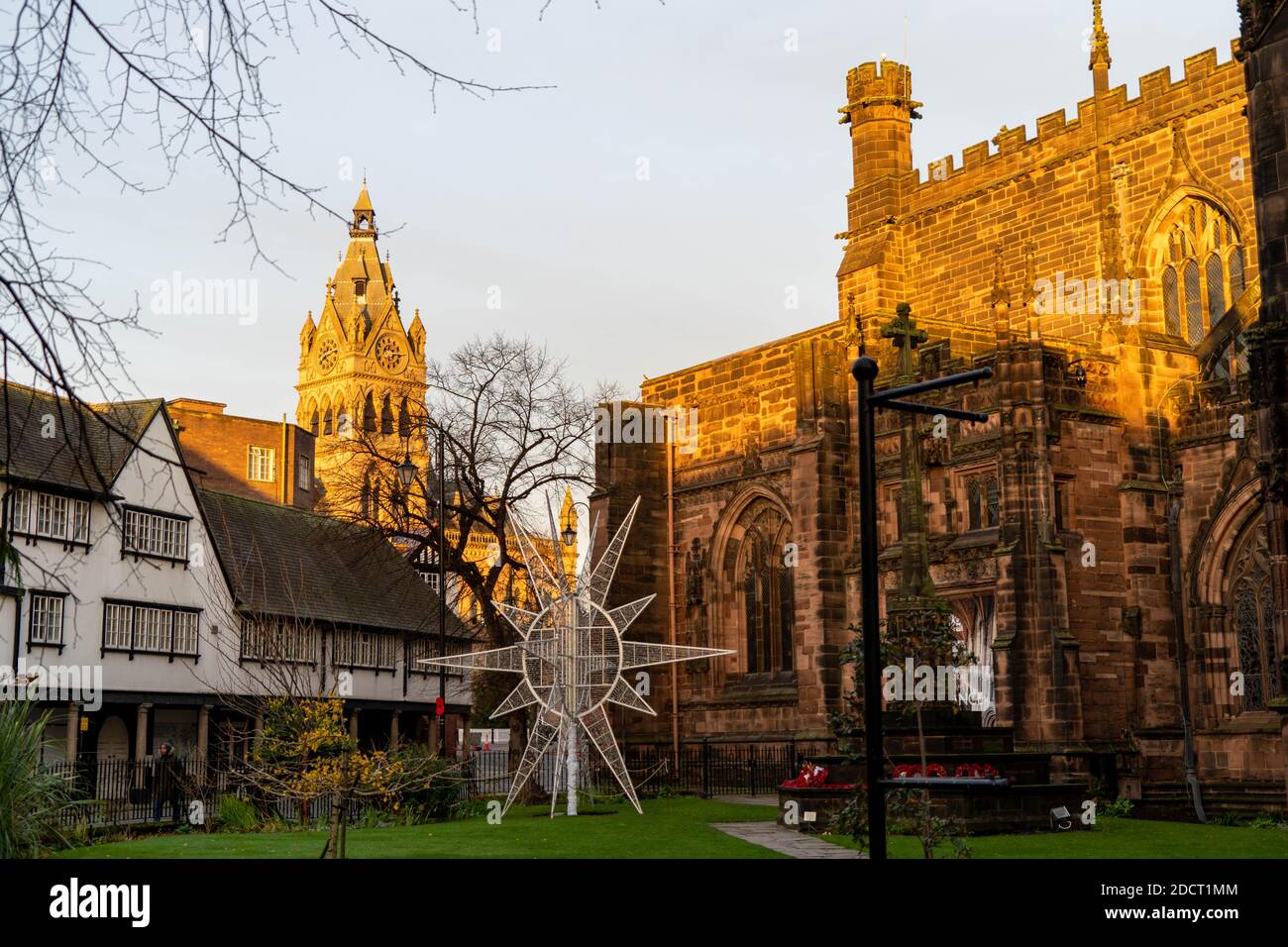 Il 'CheSTAR' di fronte alla Cattedrale di Chester e al municipio Come parte delle celebrazioni natalizie della città Foto Stock