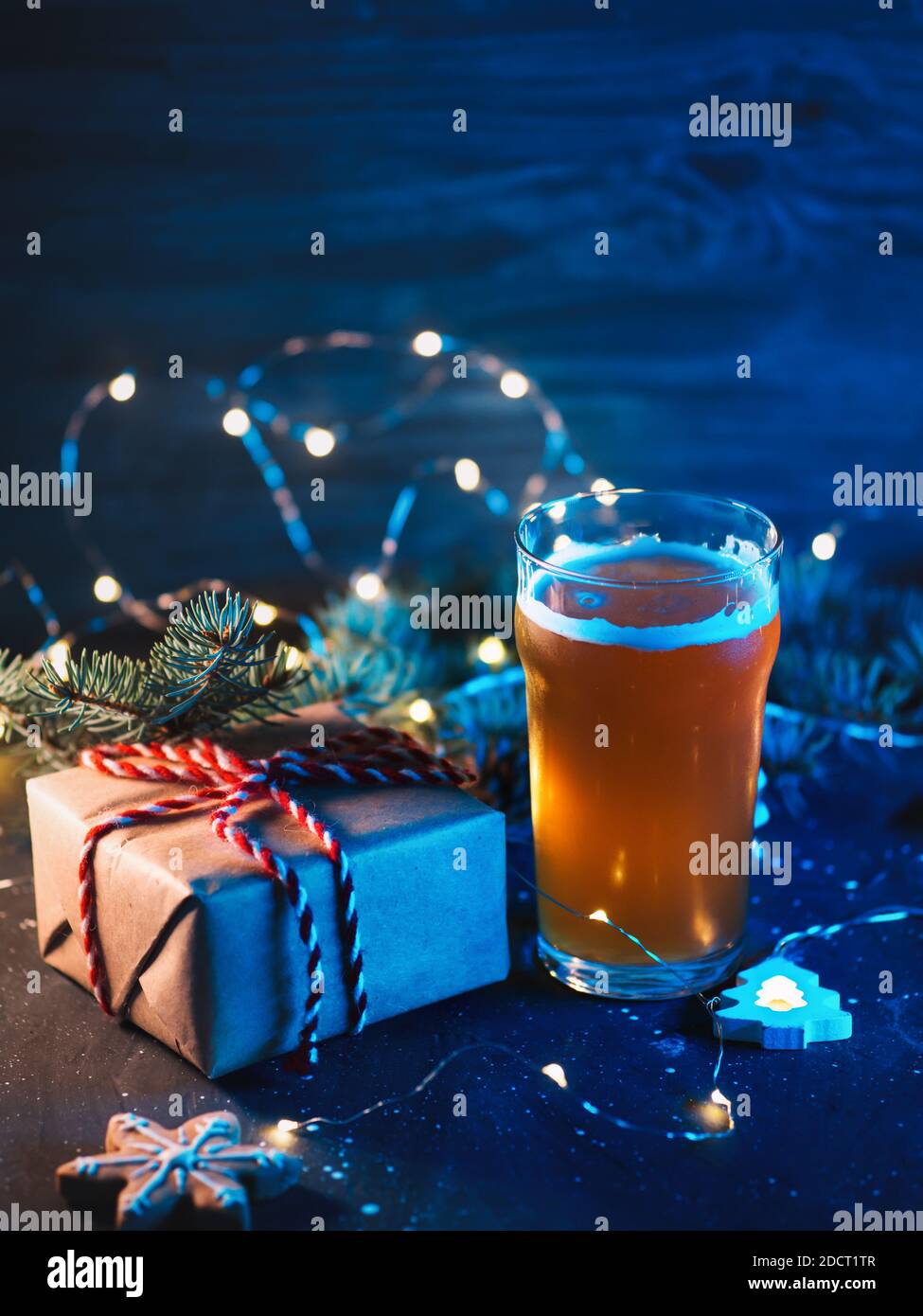 Calice di Natale nel cappello natalizio di Babbo Natale. Decorazioni di Natale sfondo con garland Foto Stock