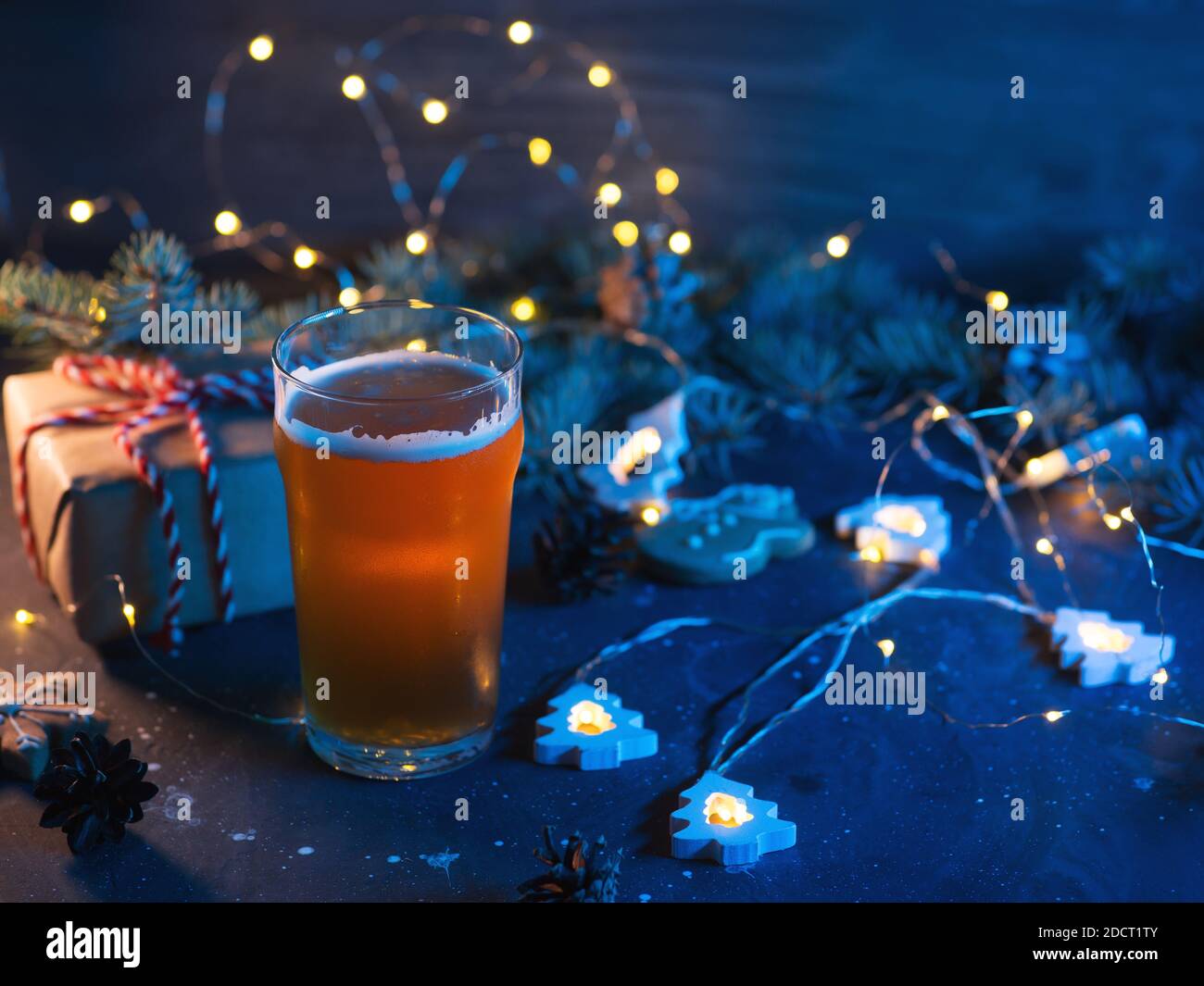 Calice di Natale nel cappello natalizio di Babbo Natale. Decorazioni di Natale sfondo con garland Foto Stock