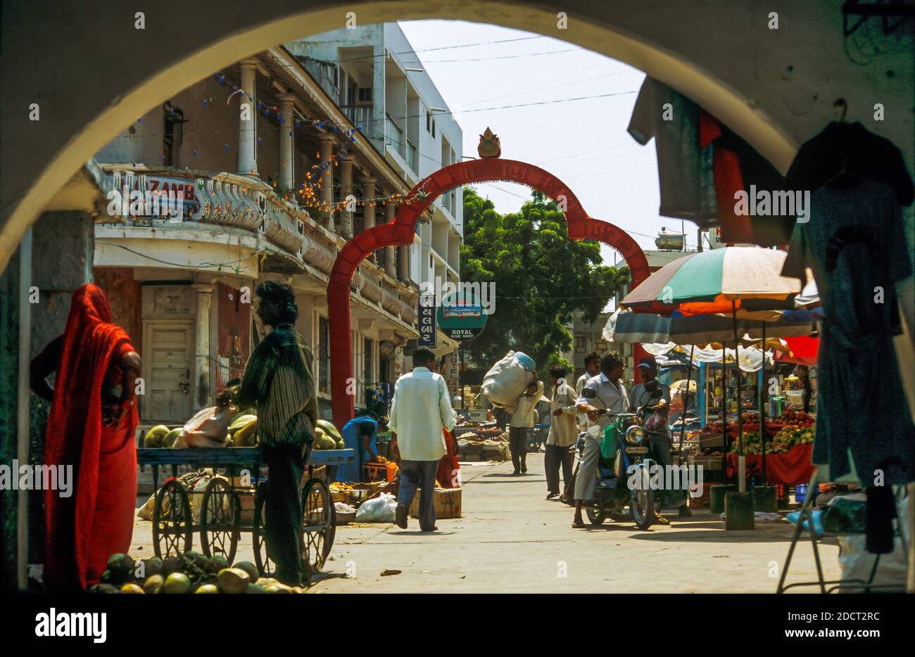 Il bazar principale nella città di Diu, territorio di Unione di Diu, una colonia portoghese ex in India occidentale Foto Stock