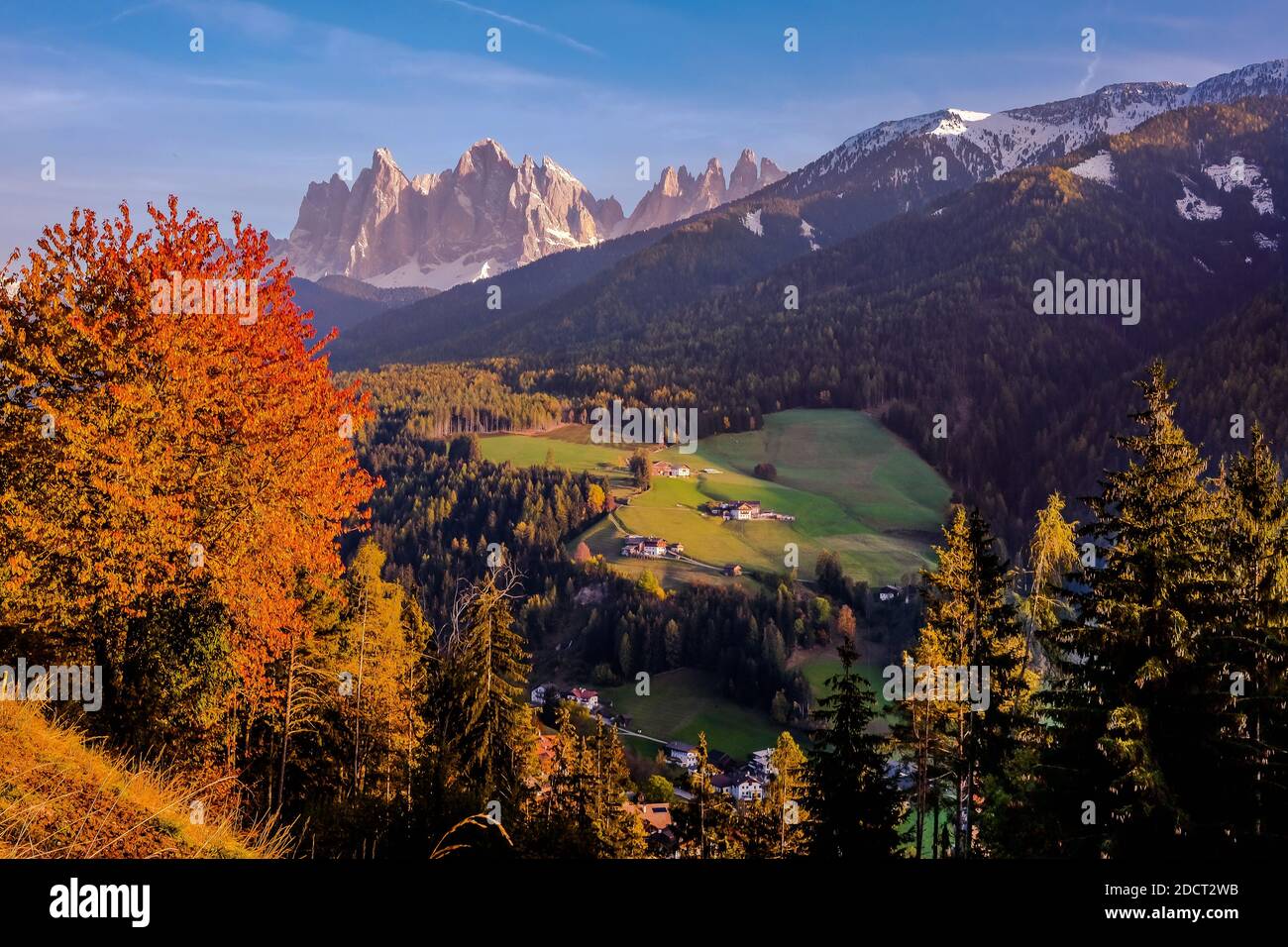 Una splendida vista alpina sulle Dolomiti nella stagione del fogliame, in Val di Funes / Villnoess, Italia Foto Stock