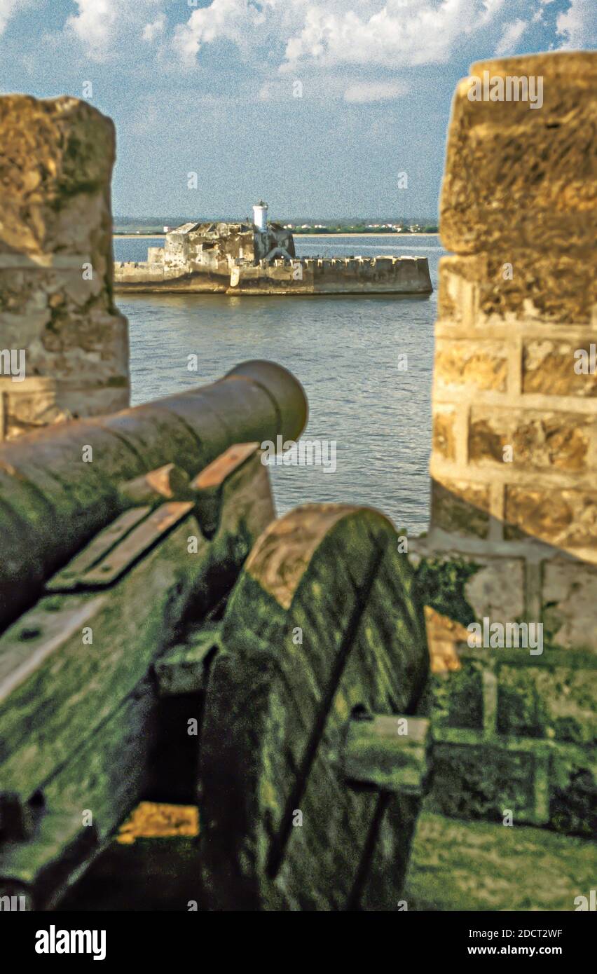 Fortim do Mar o Pani Kotha si trova al largo della fortezza portoghese del 1535 nel territorio dell'Unione di Diu, un'ex colonia portoghese nell'India occidentale Foto Stock