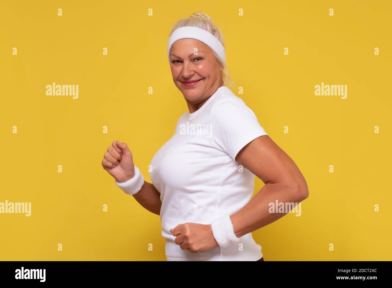 Bella donna che va in per correre sport e sorridere Foto Stock