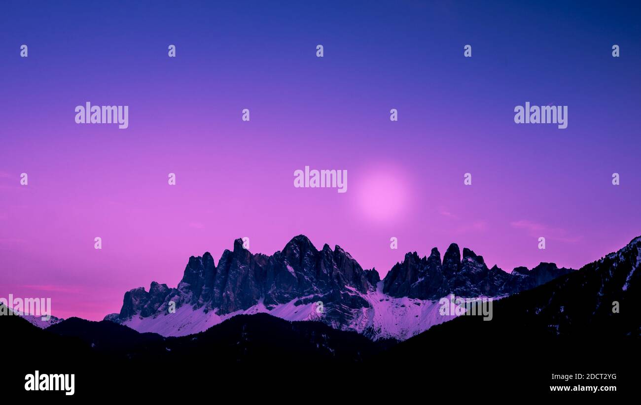 Tramonto violetto sulle Dolomiti, Val di Funes, Villnoesstal, Italia Foto Stock