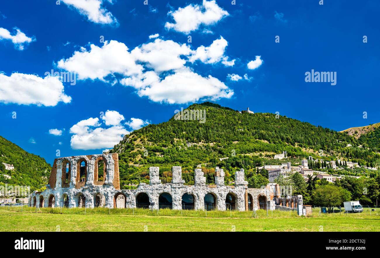 Gubbio con teatro romano in Umbria Foto Stock